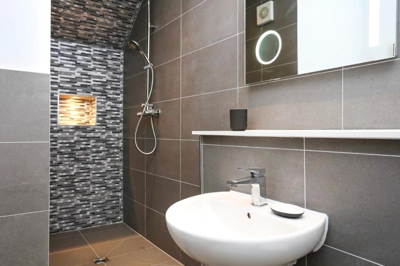 Ultra Modern, Stylish Apartment Next To Princes St Edinburgh Exterior photo