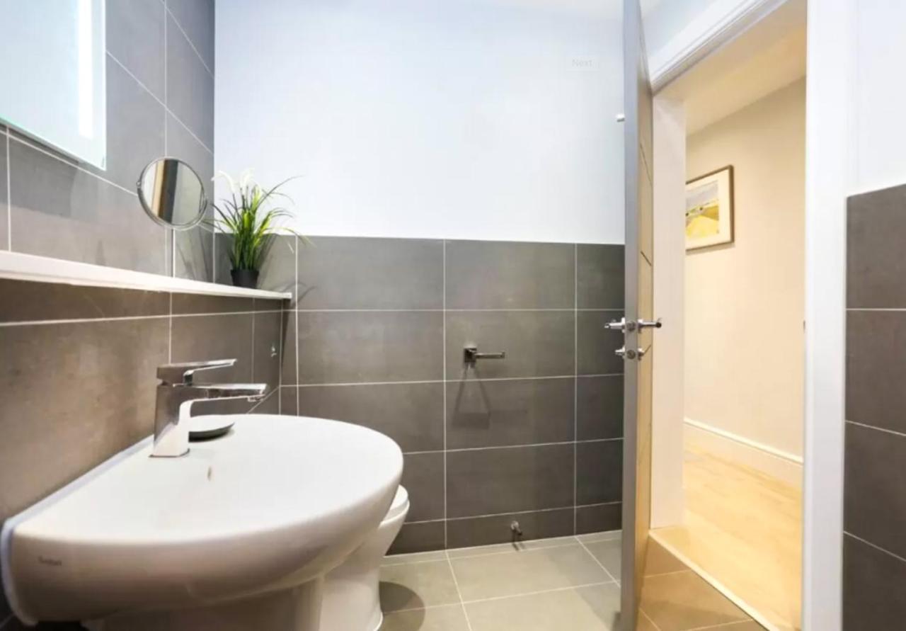 Ultra Modern, Stylish Apartment Next To Princes St Edinburgh Exterior photo