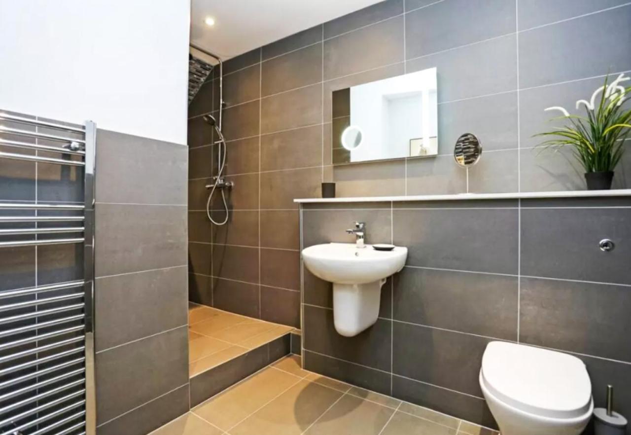 Ultra Modern, Stylish Apartment Next To Princes St Edinburgh Exterior photo